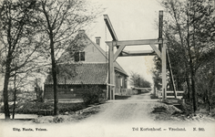 14996 Gezicht op de tol en het tolhuis bij de ophaalbrug in de weg Kortenhoef-Vreeland te Vreeland. N.B. De gemeente ...